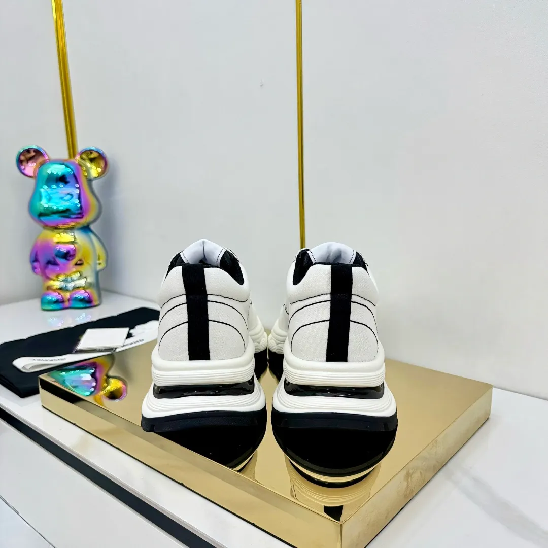 👟👟Ex-factory price 680👟👟 Upgraded version, upgraded version, upgraded version! No rebuttal accepted! ! ! ! Chanel Chanel panda shoes! 2025 counter's top casual sports shoes. This classic design; the upper is electro-embroidered with a variety of techniques; the outsole is fashionable and sporty; the unusual inclusion of a variety of color matching elements... The diversified mix and match is very good-looking and versatile, and can be used for leisure, fashion, sports, and outdoor... ꫛꫀꪝ Go➫ Materials: ❶Upper made of: original imported first-layer silk cowhide + original waterproof cloth + original first-layer cowhide ❷Inner lining: Original Yangli+Net ❸Outsole based on: Original TPU combination outsole Counter boutique packaging complete set for women 35–41 👉 👉 👉 👉